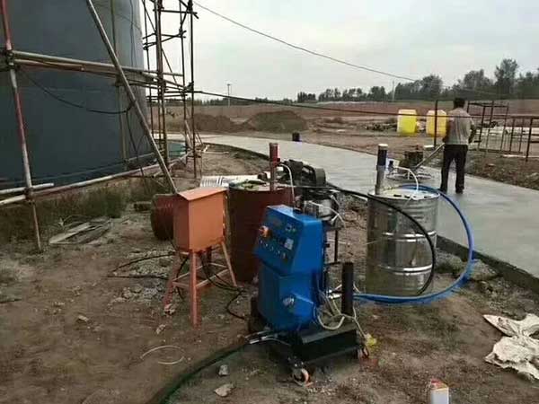 聚氨酯噴涂機(jī)設(shè)備JNJX-Q2600(圖3) 聚氨酯噴涂機(jī)設(shè)備JNJX-Q2600用于罐體保溫噴涂