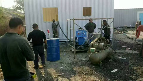 聚氨酯涂料噴涂機(jī)(圖1) Q2600型聚氨酯涂料噴涂機(jī)用于移動房屋保溫噴涂