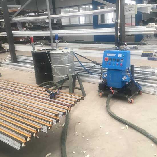 斷橋鋁填充發泡機(圖1) JNJX-Q2600(D)型聚氨酯斷橋鋁填充發泡機