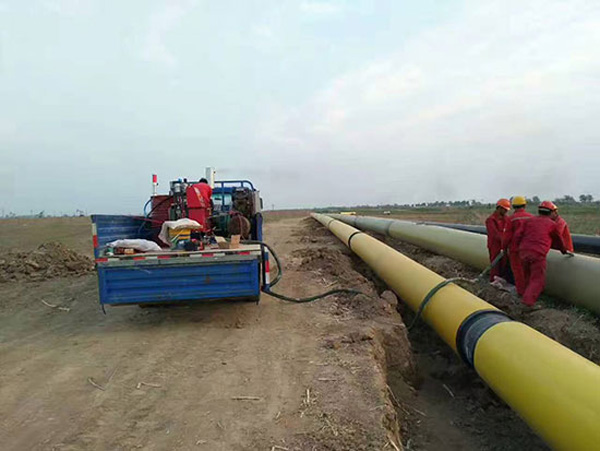 聚氨酯現(xiàn)場發(fā)泡(圖2) 聚氨酯現(xiàn)場發(fā)泡管道補(bǔ)口保溫