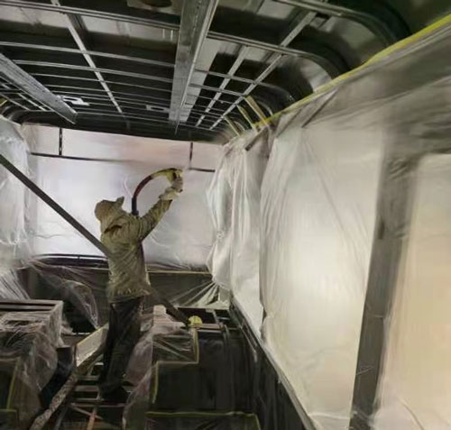 聚氨酯噴涂機 全車保溫噴涂聚氨酯泡沫(圖3) 全車保溫噴涂聚氨酯泡沫現場