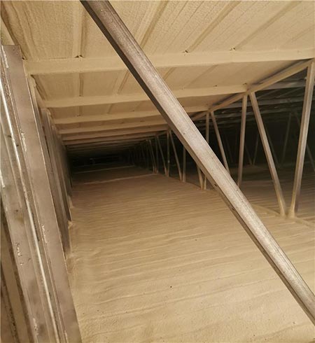 現(xiàn)場(chǎng)發(fā)泡聚氨酯噴涂適合建筑保溫節(jié)能(圖2) 屋頂保溫聚氨酯噴涂施工