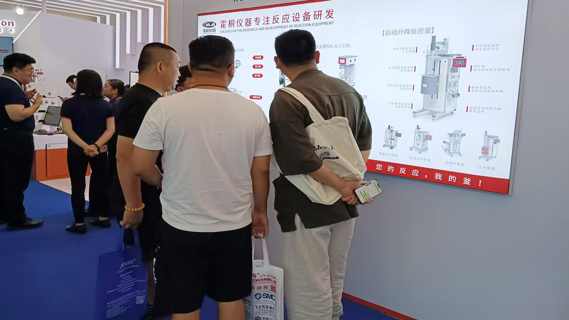 客戶觀看展臺(tái)后方海報(bào)